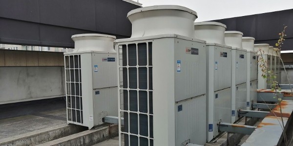 中央空调室外机漏水是哪些因素导致的？